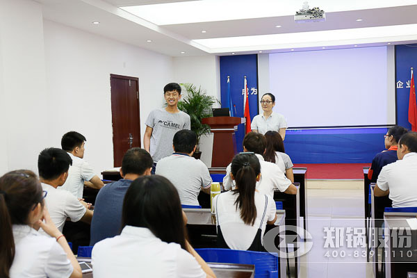 新(xin)員(yuan)工進(jìn)(jin)行自我(wo)介(jie)紹(shao)