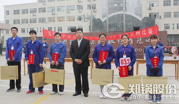 王國(guó)(guo)華總(zong)裁(cai)爲(wèi)比(bi)賽(sai)二(er)等(deng)獎(jiǎng)(jiang)員(yuan)工(gong)頒髮獎(jiǎng)品(pin)咊證書