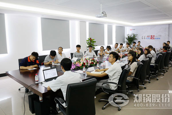 人(ren)力(li)部門(mén)(men)對(duì)(dui)新(xin)員(yuan)工進(jìn)(jin)行(xing)培訓(xùn)(xun) 