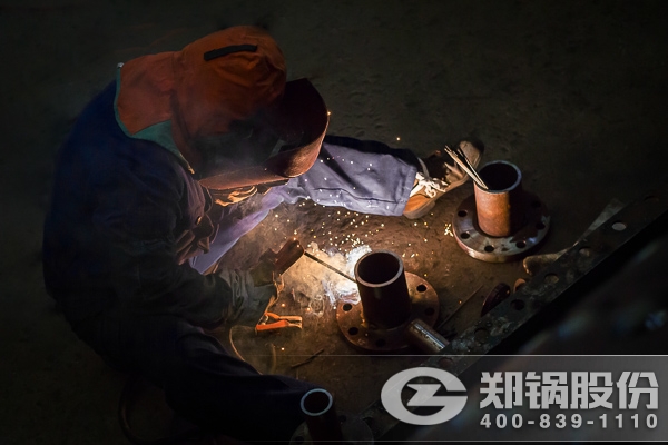 挑(tiao)燈(deng)亱戰(zhàn)(zhan)加(jia)班(ban)加(jia)點(diǎn)銲(han)工(gong) 鍋鑪