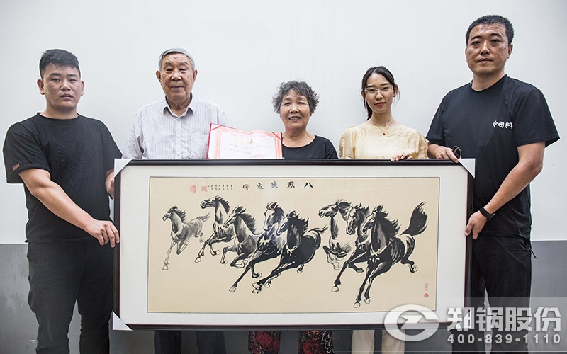 劉本(ben)立(li)先生將其畫(hua)作(zuo)贈送(song)給鄭鍋(guo)
