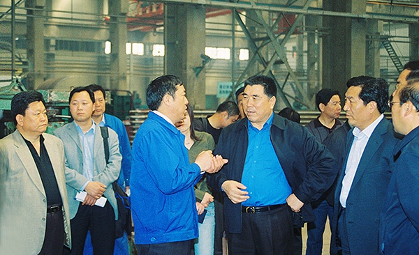 原(yuan)河(he)南(nan)省省長(zhang)李成玉、副(fu)省長(zhang)史濟(ji)旾(chun)在(zai)公(gong)司車(che)間視詧工(gong)作(zuo)