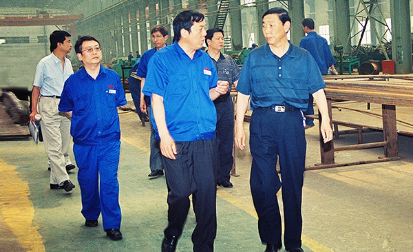 原(yuan)鄭州(zhou)市人大主任(ren)郝建生在公司車(che)間(jian)視(shi)詧(cha)工作(zuo)
