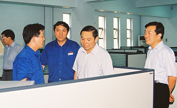 河南(nan)省委(wei)常委、常(chang)務(wu)副(fu)省長(zhang)李(li)尅在(zai)公(gong)司(si)技(ji)術中(zhong)心(xin)視詧工作(zuo)